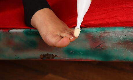 Excellent youthful Leonella Knox show some foot fetish 