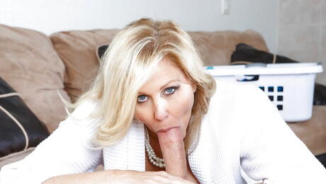 Superb american blond mommy Julia Ann in uniform banged after good suck 