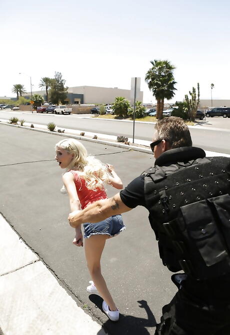 Foxy american blonde youthful Piper Perri in fancy shorts drilled by huge rod after good cock suck outdoor