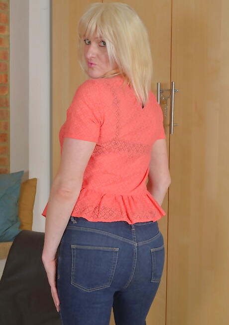 Very attractive british blond aged Jade Wilson in jeans exposing big boobies and spreading her legs 
