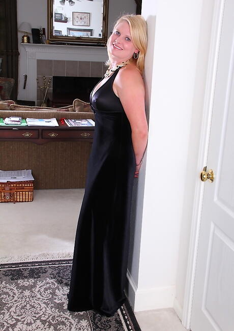 Hot blonde mature Lynn Miller exhibits big boobs and spreads her legs 