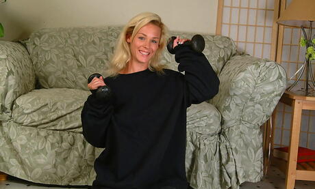 Svelte teen Phylis denudes big boobies and sissy 