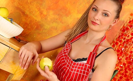 Stunning blonde milf Hanna reveals her ass in skirt and bald pussy 