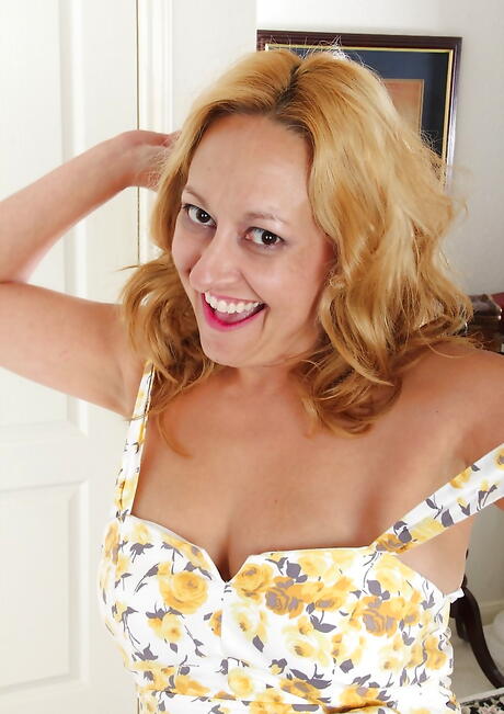 Sultry american older Roxy Jennings bares big titties and bald pussy 