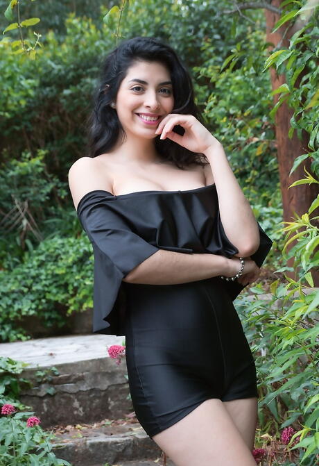 Peachy brunette hottie Arissa revealing big knockers and spreading her legs outdoor