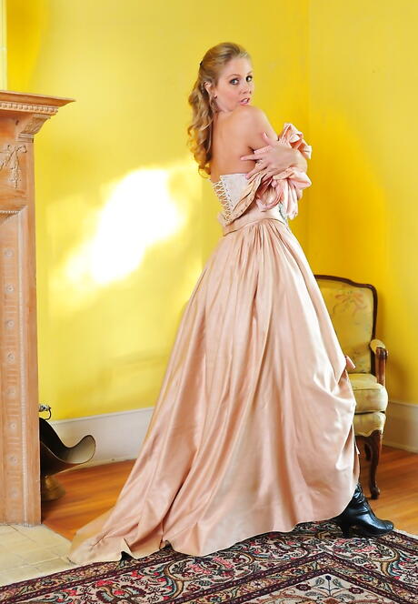 Seductive american milf Julia Ann in sexy undies showing big hooters and cute pussy 