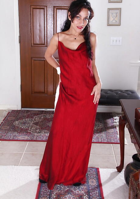 Stunning brunette mature Cielo loves foot fetish 