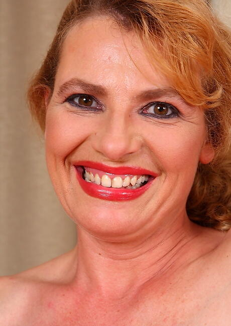 Very attractive milf Liz show some foot fetish 