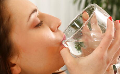 Stunning dark hair babe Teressa Bizarre baring big hooters and playing with dildo 