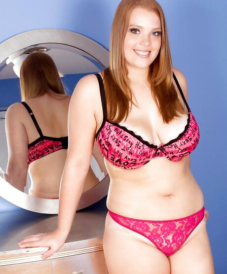 Very attractive american fatty Sierra Skye in hot lingerie bares big tits and hot ass 