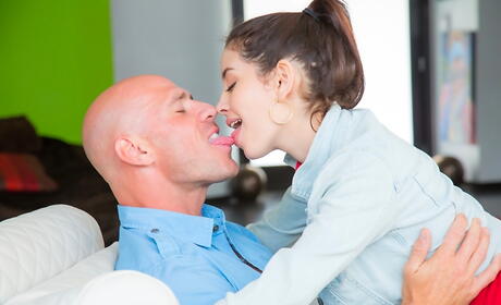 Deluxe latin Eva Sedona blows on dick and gets a cum blast in her mouth 