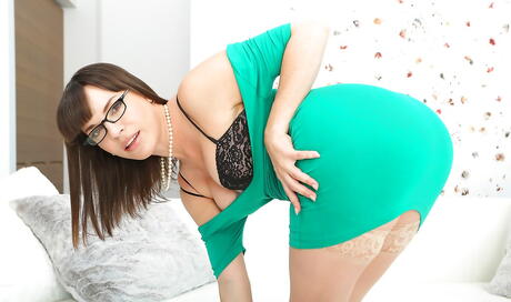 Sultry american milf Dana Dearmond exposes her butt in sexy skirt and jerks off 