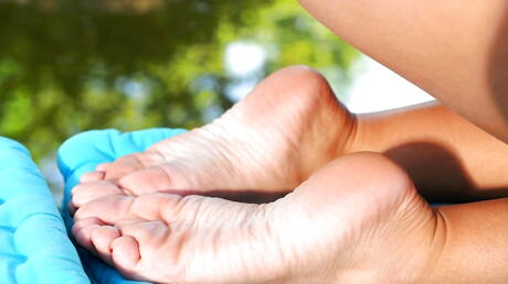 Svelte cutie Cheryl S. is foot fetishist outside