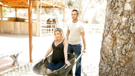 Facinating american milf Holly Halston in sexy jeans rammed by big cock after good cock suck outdoor