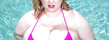 Lush bbw Laddie Lynn in sexy shorts exhibiting big knockers and spreading her legs near the pool