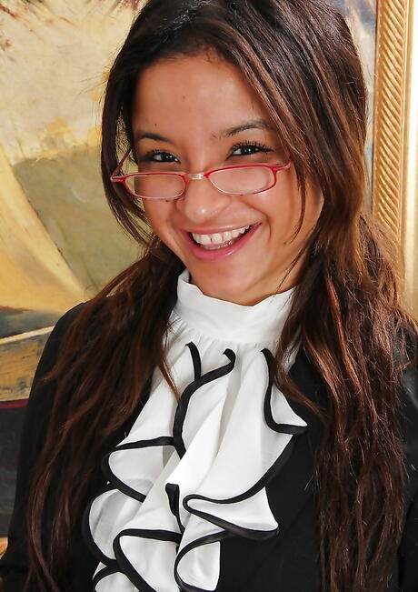 Peachy american milf Viviann Wood in glasses denudes big knockers and spreads her legs 