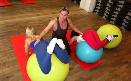 Curious girls Klaudia Hot and Linda Ray in hardcore group sex 