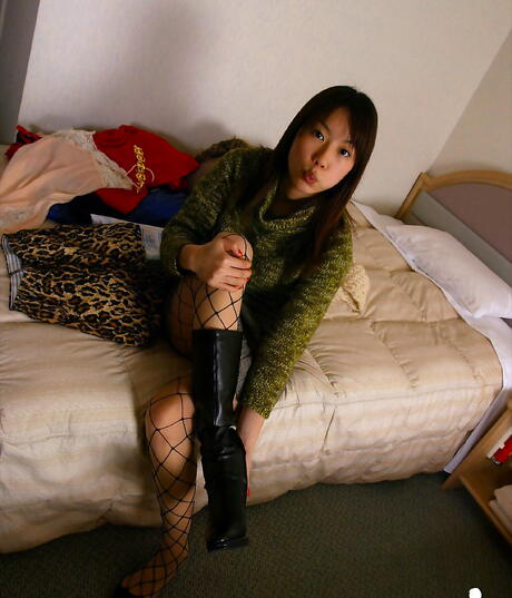 Attractive japanese hottie Kurumi Morishita reveals her ass 