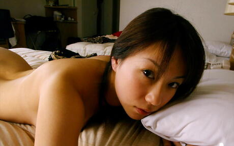 Attractive japanese hottie Kurumi Morishita reveals her ass 