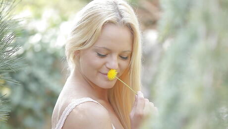 Gracile hungarian blond Vanda Lust denudes small tits and masturbates outdoor