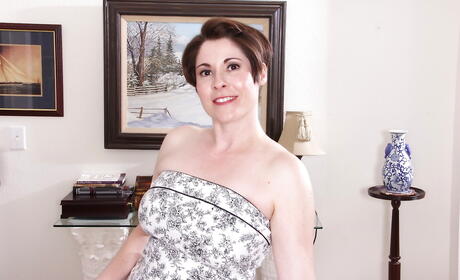 Sexy mature Sadie Jones exhibiting big tits and masturbating 