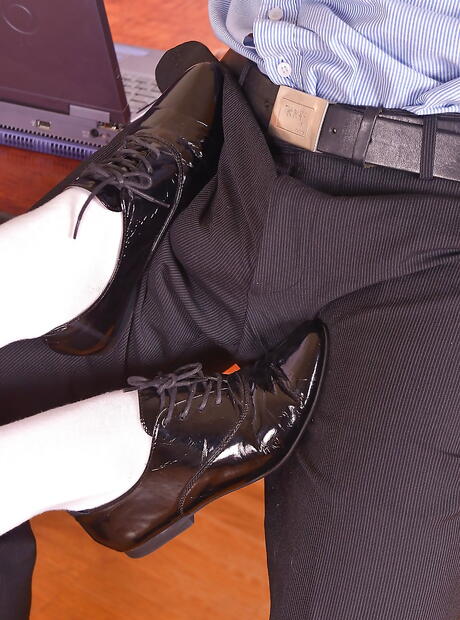 Sultry british blond Chessie Kay makes some hot foot fetish action in office