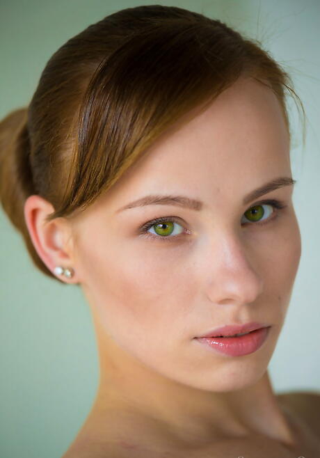 Gracile teen Liania loves foot fetish 