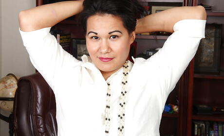 Luxurious asian aged Susie Jhonson in underwear shows tiny tits and bald pussy 