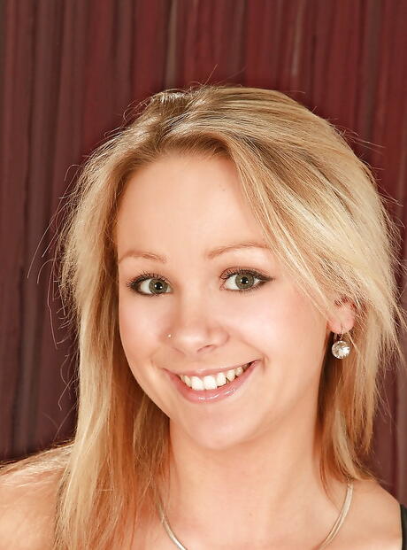 Rangy czech blonde cutie Jerry Potter denudes small tits and jerks off 