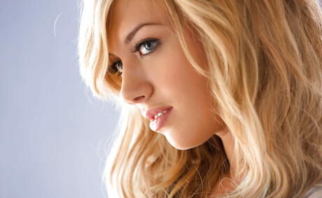 Hot american hottie Emma Mae in sexy stockings exhibiting big boobies and spreading her legs 