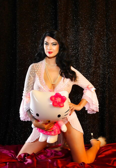 Sexy american pornstar Tera Patrick in sexy posing on camera 