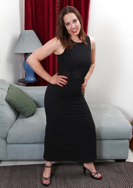 Deluxe mature Arial Banks in skirt is foot fetishist 