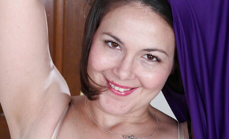 Stunning milf Penny Prite in nasty foot fetish action 