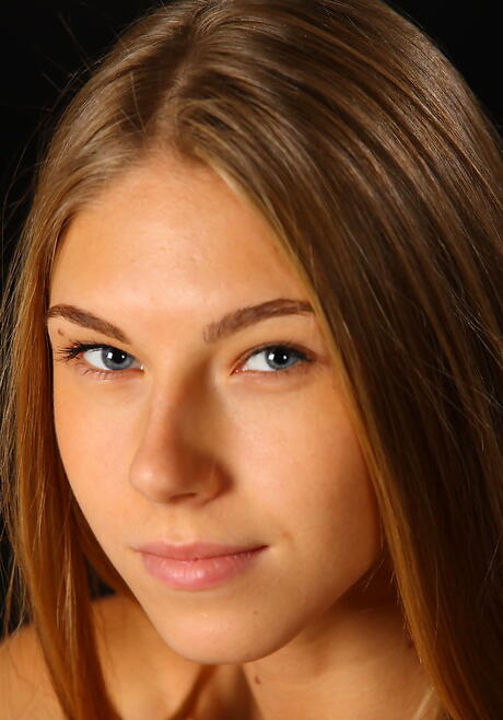 Hot blond teen Anjelica likes foot fetish 