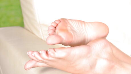 Sultry ukrainian babe Karina Grand likes foot fetish outdoor