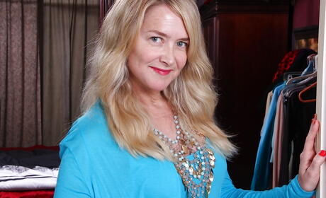 Very attractive american blond mature Eva Griffin makes some foot fetish action 