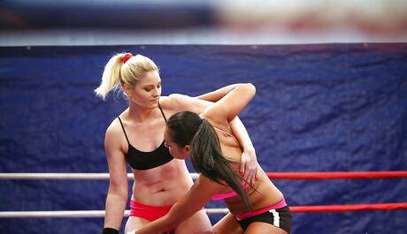 Sexy women Ionella Dantes and Lioness in wild catfight 