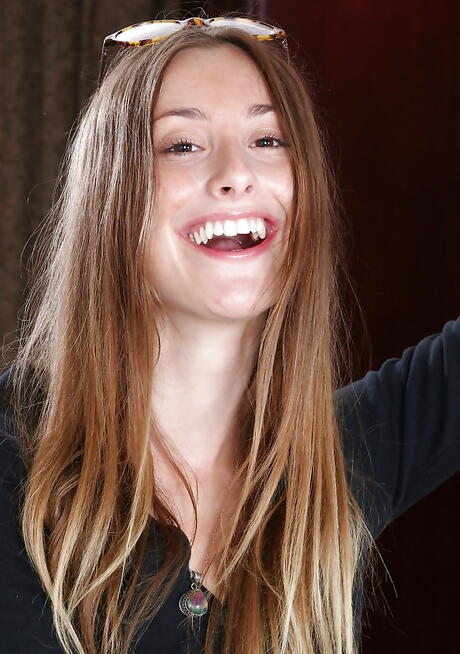 狐媚青春的莉莉丝-布莱克露出小乳房和毛茸茸的阴部
