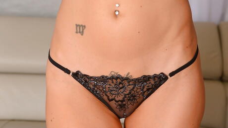 Glamour philippine milf jasmin jae en unie sexy exposant de gros heurts et une chatte chauve
