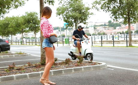 Mona russa muito atraente Kim em shorts sexy, tomando pau em boceta e bunda ao mesmo tempo ao ar livre
