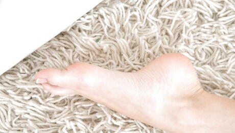 Muito atraente bebê loiro olli na saia chique em um show de fetiche por pés
