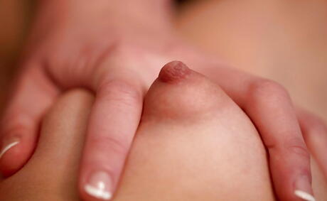 Excellentes filles natalie coeur et shae neige dans des bas sexy lécher les chattes savoureuses pendant le sexe lesbien chaud
