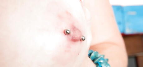 Meget attraktiv blond fedtholdig rockell viser store bryster og barberet fisse
