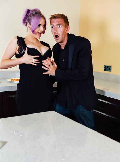 とても魅力的な女の子、ジャスミン・ジェームズとスカイラー・マッケイが素晴らしい3Sセックスを楽しむ。
