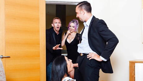 Sehr attraktive Mädchen Jasmine James und Skyler McKay genießen eine erstaunliche 3er -Sexszene
