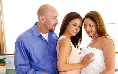 Utmärkta babes Samantha Ryan och Dillion Harper tycker om en fantastisk 3Some -scen
