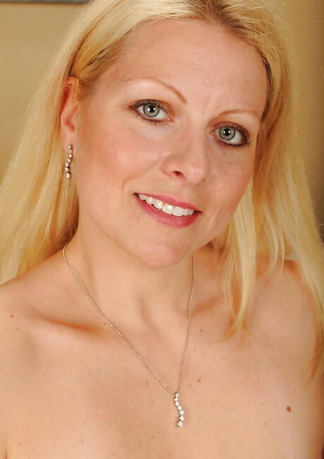 Deluxe American Blonde starsze Zoey Tyler Baring Big Titties and Masturbating
