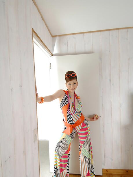 Das entzückende japanische Babe ai Sayama zeigt große Tölpel und heißer Arsch im Freien
