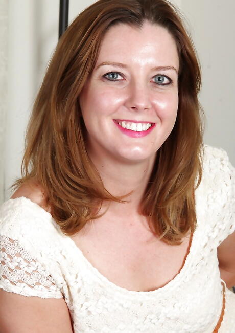 الساخنة أمريكان ميليليا ستيفنسون في تنورة لطيفة تبرز ثديًا صغيرًا وجملًا لطيفًا
