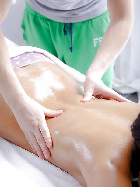 Slender Aziatisch donker haar tiener veiki in sexy slipje hard geneukt in kale kutje na het zuigen van pik
